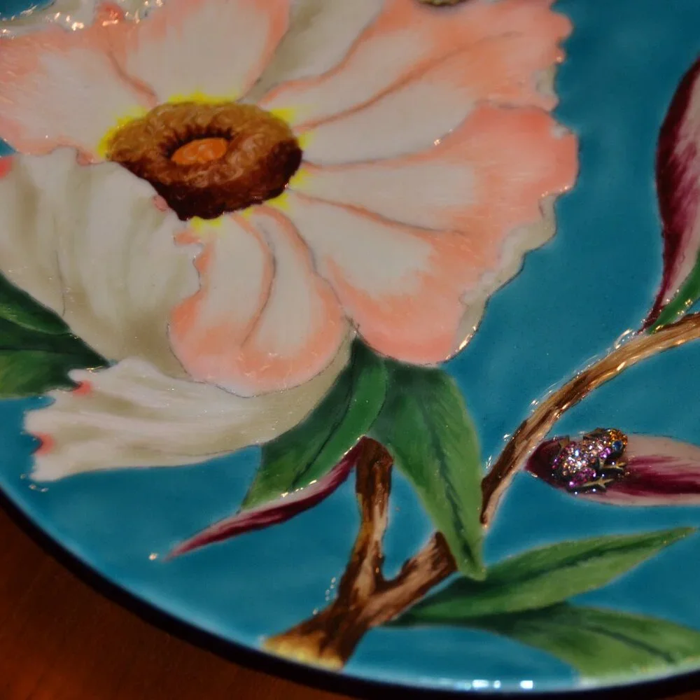 RARE LIMITED EDITION SIGNED JAY STRONGWATER MAGNOLIA FLOWER BUTTERFLY FROG PLATE